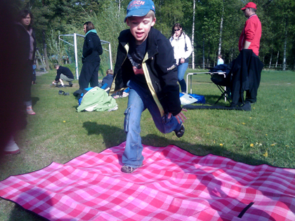 Linus har lagt ut picknickfilten och är hungrig!!