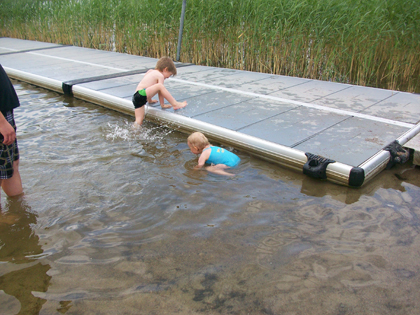 Oliver och Fanny passar som fisken i vattnet.