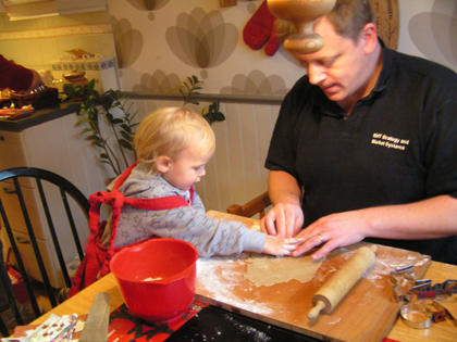 Fanny och pappa bakar pepparkakor