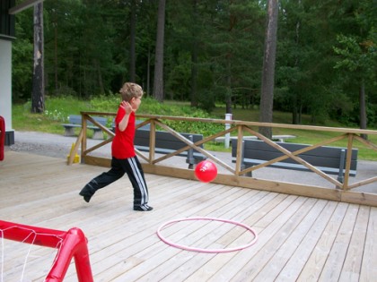 Lite fri badbollsfotboll på verandan